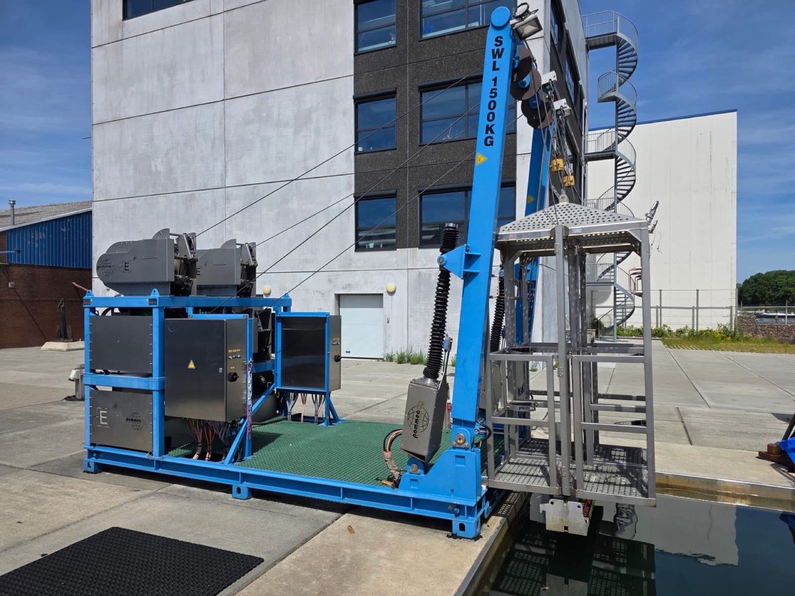 Detailansicht des LARS-Skids mit Winden und Bedienpanels.
